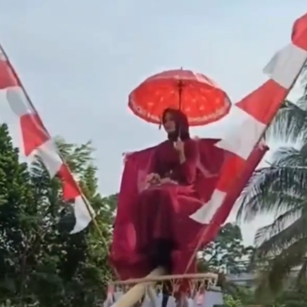 Sosok janda muda yang diperebutkan dalam lomba panjat pinang 17-an di Cianjur. Foto: instagram.com/unikinfold