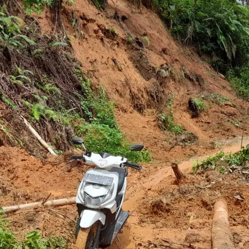 Peristiwa longsor di Kabupaten Tanah Datar sebabkan seorang pengendara motor meninggal dunia. Foto: Laman BNPB