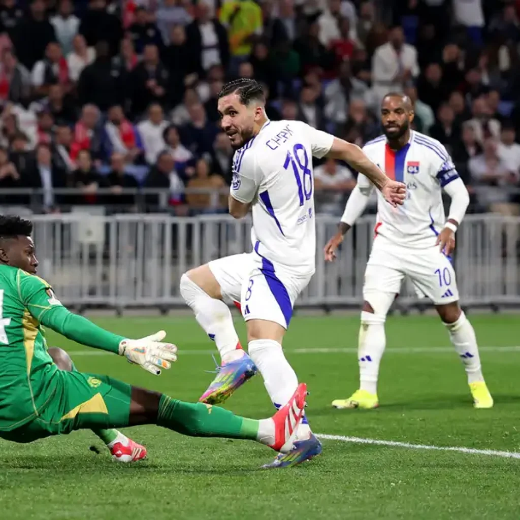 Andre Onana gagal mengantisipasi bola tembakan Lyon, menyebabkan MU kehilangan kemenangan di menit akhir. Getty Images