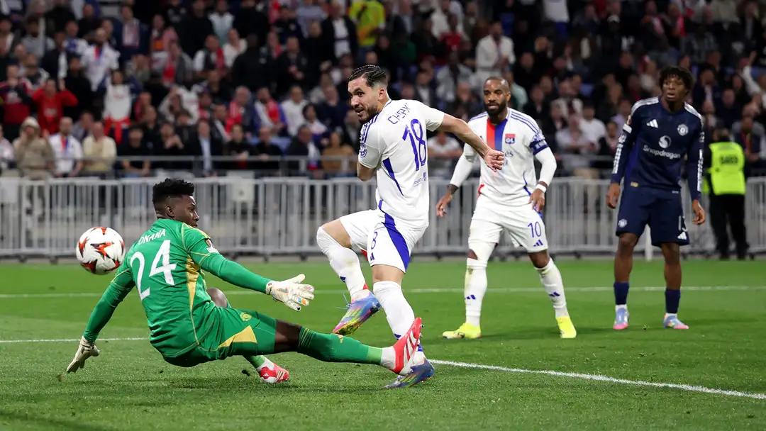 Andre Onana gagal mengantisipasi bola tembakan Lyon, menyebabkan MU kehilangan kemenangan di menit akhir. Getty Images