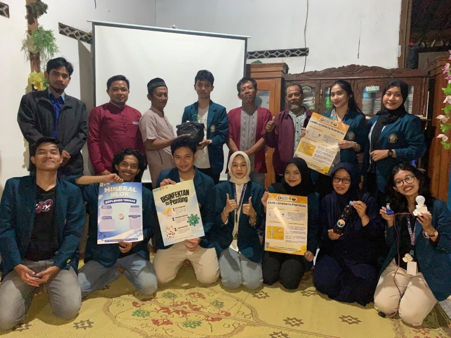 Pendampingan peningkatan kesuburan tanah dan pemanfaatan kotoran ternak oleh mahasiswa KKN Undip. Foto: Dok. Shafira Nur Laily