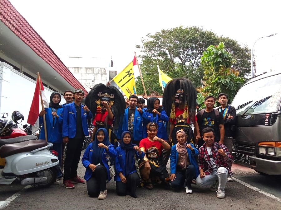 Mahasiswa PMII di depan Kejari Blora. Foto: Dok. Lilik Yuliantoro
