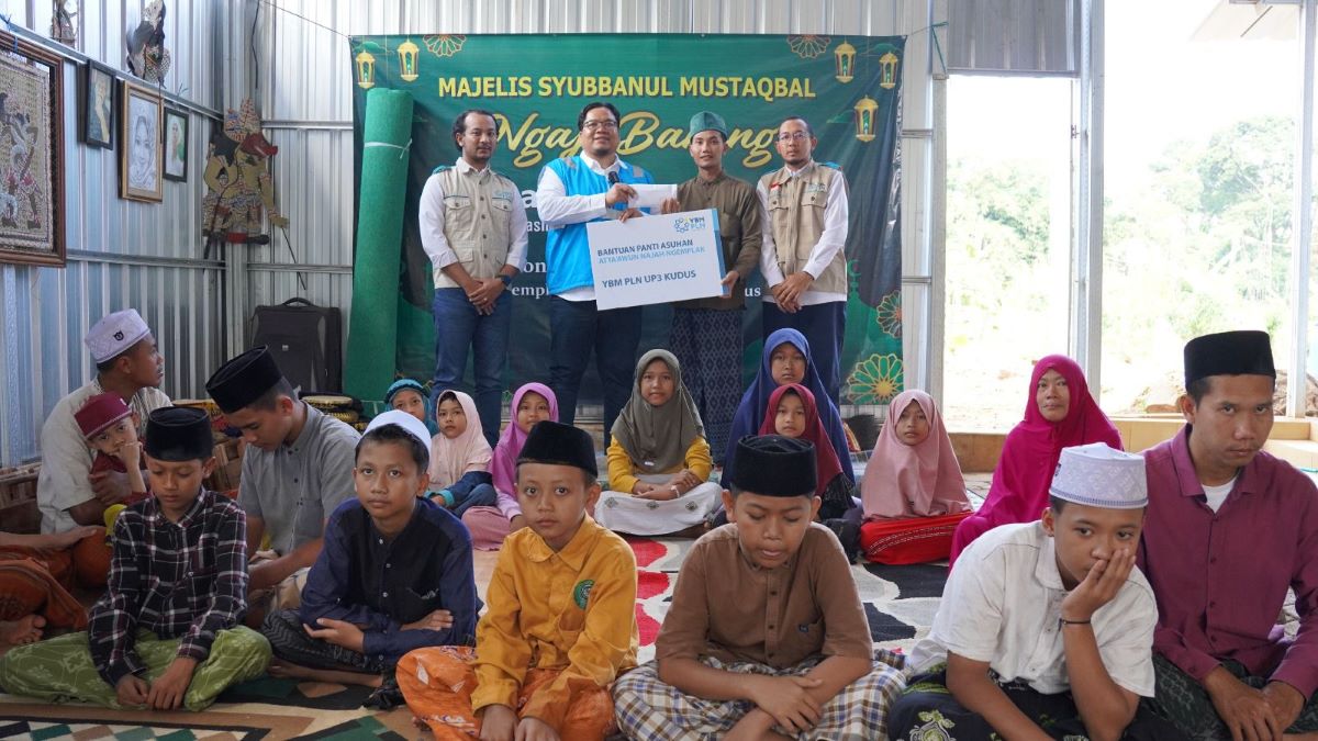 Penyerahan bantuan pendidikan dari PLN ULP3 Kudus kepada Panti Asuhan Attaawun Najah. Foto: Istimewa