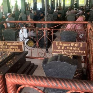 9 Lokasi Makam Wali Songo di Pulau Jawa yang Cocok Jadi Destinasi Wisata Religi 