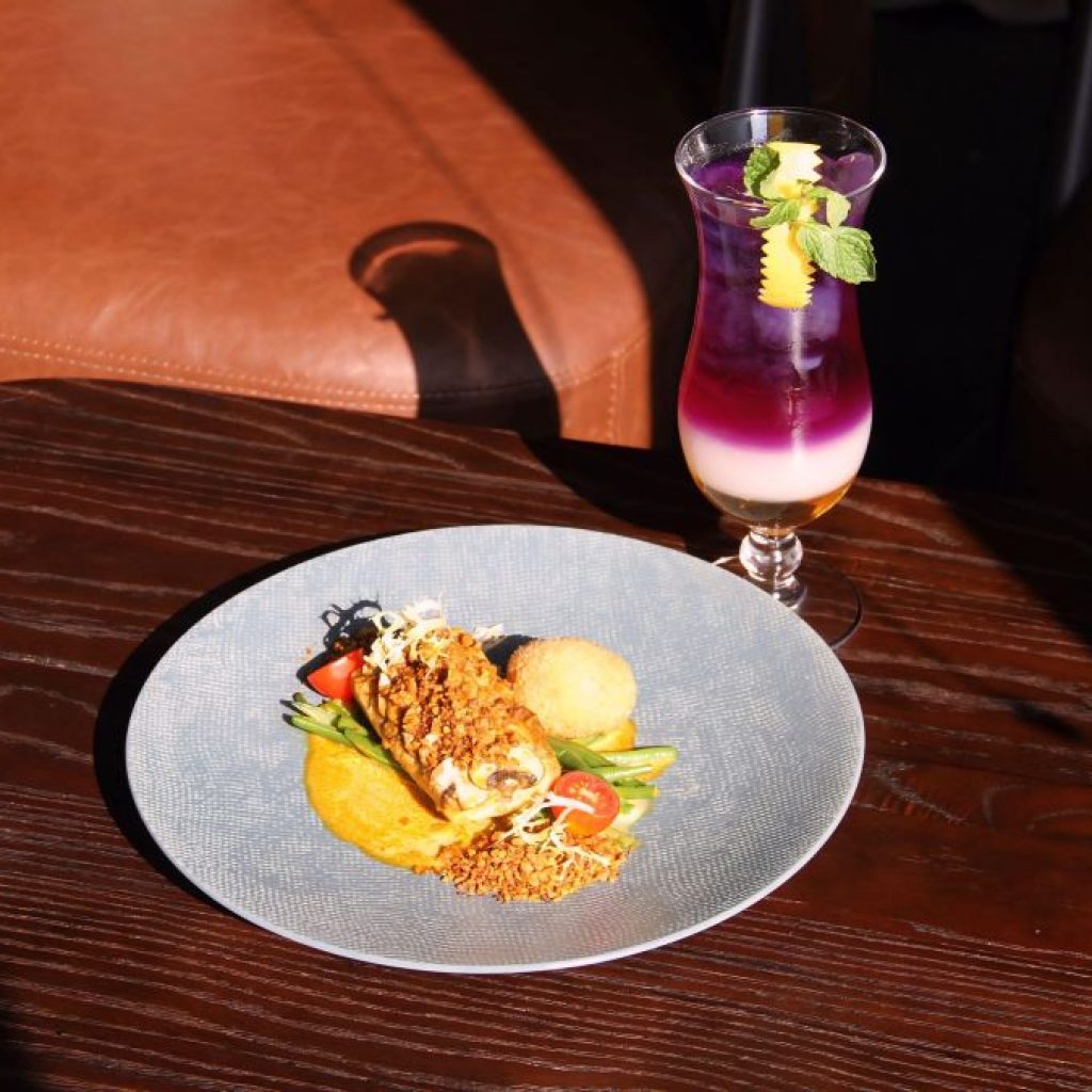 Menu spesial Hotel Quest Prime Pemuda, mahi-mahi bloom dan sparkling telang glow. Foto: Dok. Quest Prime Pemuda