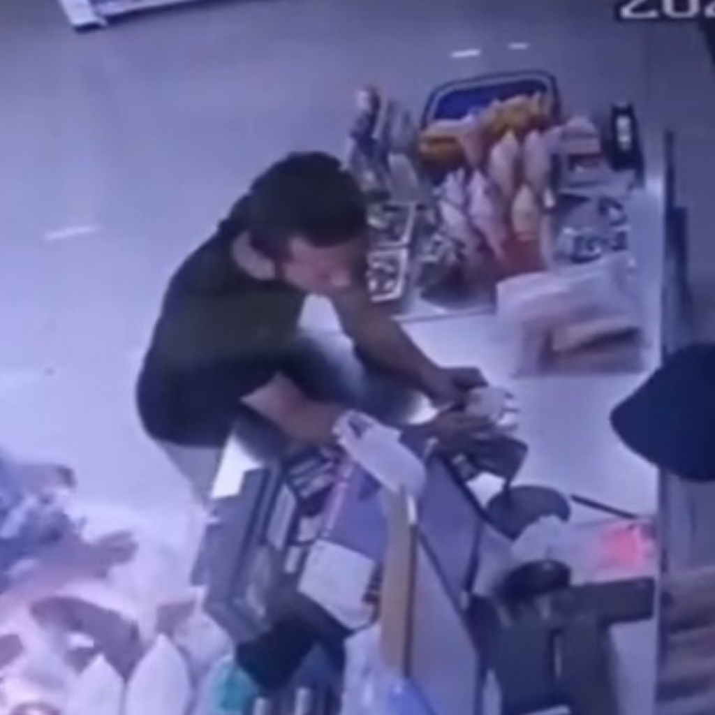 Pegawai minimarket bagikan video memperlihatkan pasutri cekcok, sang suami menarik hijab sang istri hingga terlepas. Foto: instagram.com/folkshitt