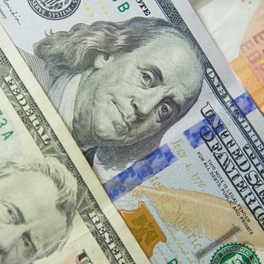 Sanksi AS sebabkan penghentian perdagangan dolar dan euro di Rusia. Foto: pixabay.com/vjkombajn