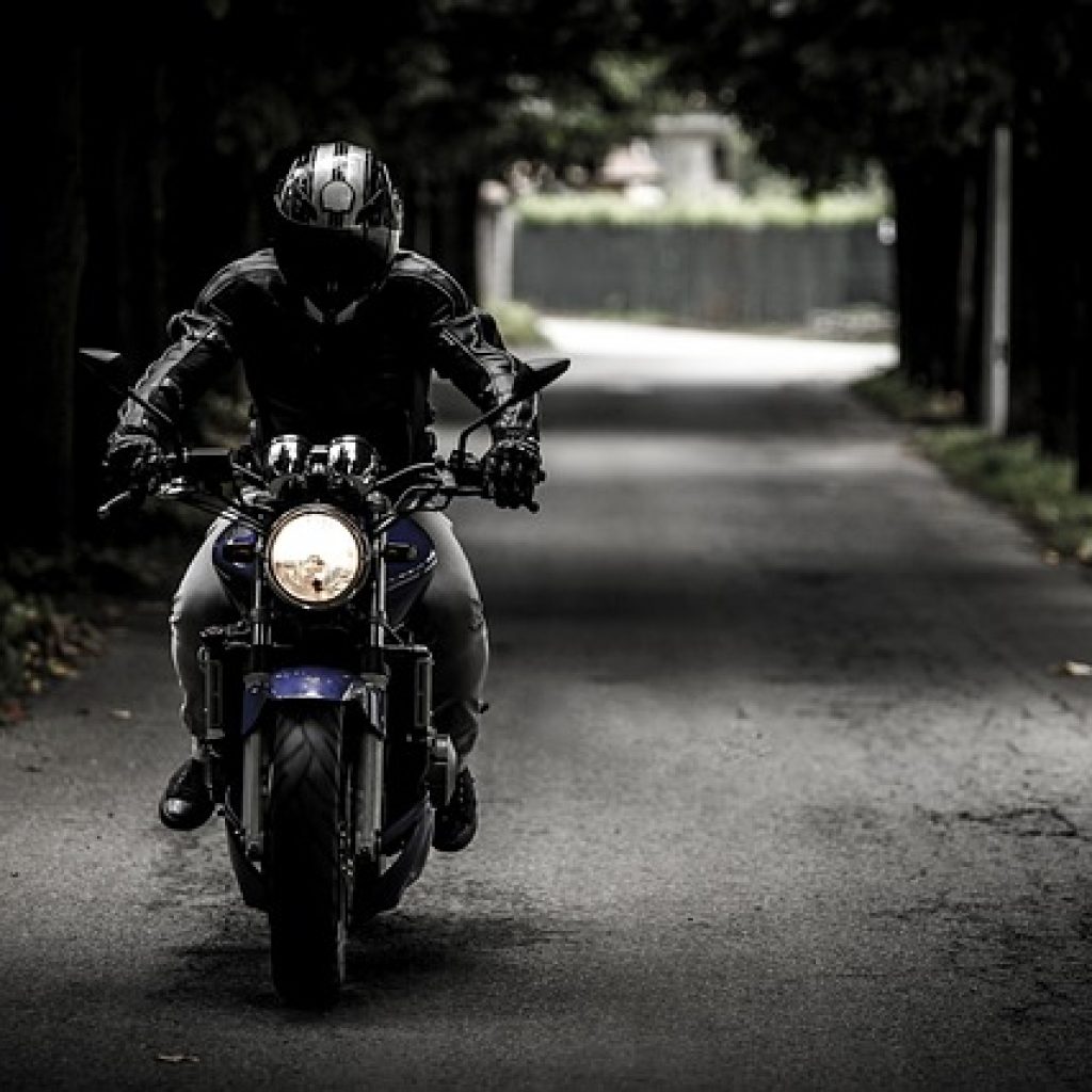 SIM C1 untuk pengendara sepeda motor dengan kapasitas mesin 250cc - 500cc. Foto: pixabay.com/splitshire