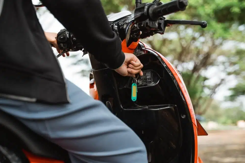 Memanasi motor matic masih dianggap perlu untuk mencegah kerusakan mesin. Foto: astraotoshop.com