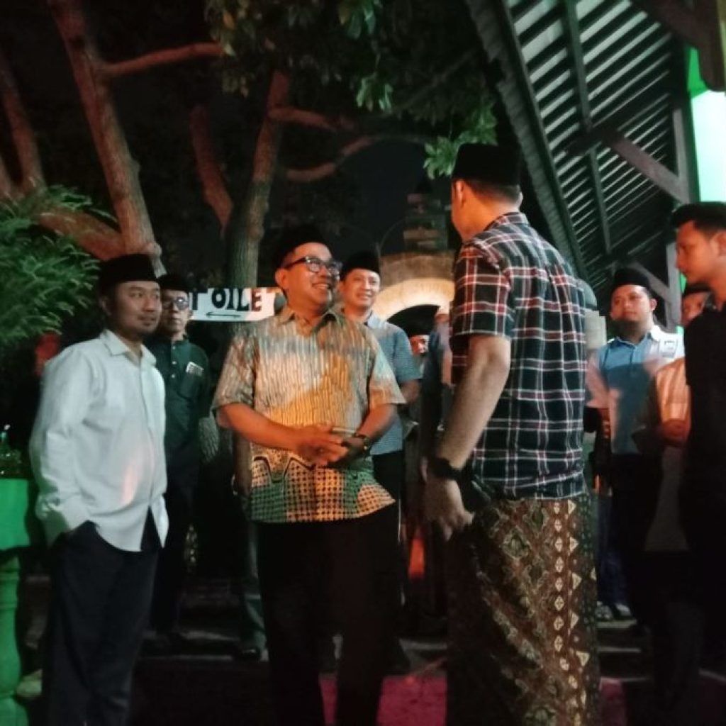 Calon Wakil Wali Kota Semarang, Iswar Aminuddin napak tilas Sunan Pandanaran didampingi jemaah pencinta Ki Ageng Pandanaran. Foto: Dok. Jaguar