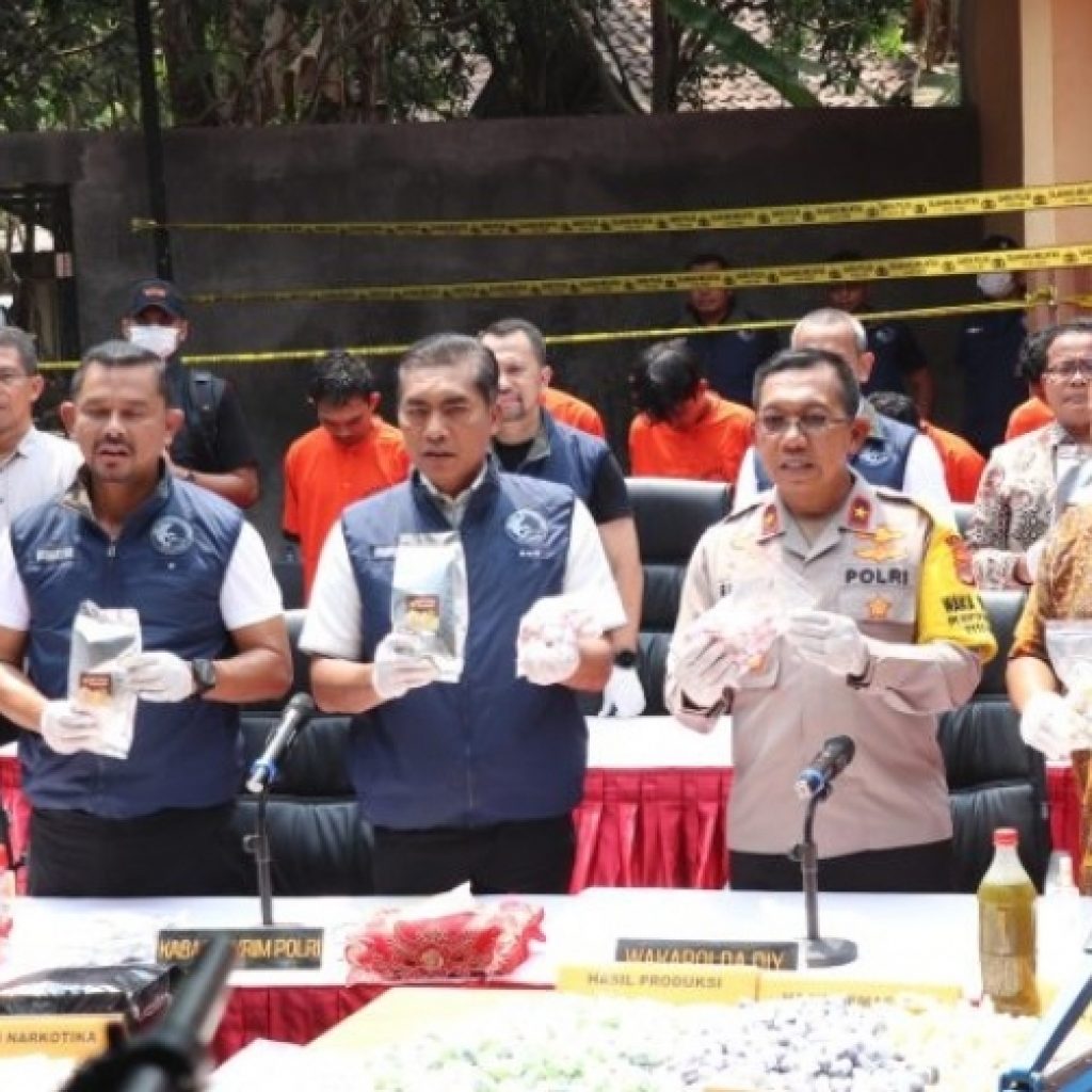 Polisi gerebek rumah produksi keripik pisang dan happy water. Foto: PMJNews
