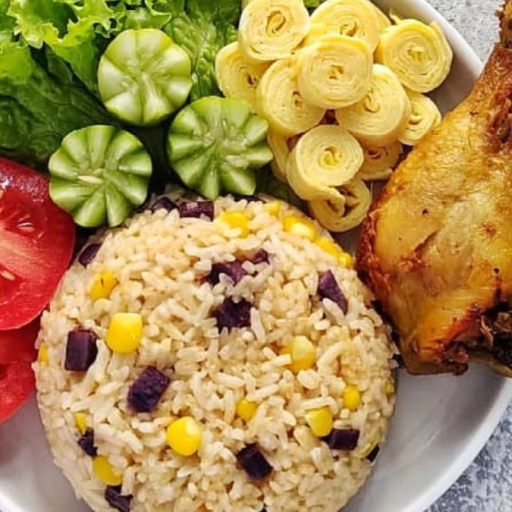 Wisata kuliner khas Tanjung Selor, nasi subut yang terbuat dari ubi ungu dan jagung. Foto: instagram.com/pawon.rafli
