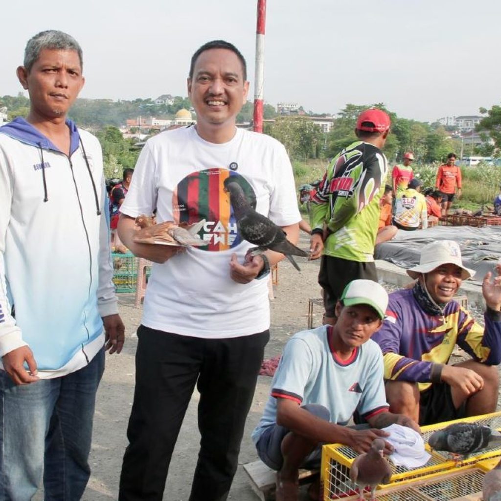 Yoyok Sukawi sapa warga yang sedang melatih burung merpati di bantaran sungai DAS Kaligarang, Kecamatan Semarang Barat, Kamis (17/10/2024). Foto: Dok. Yok Joss
