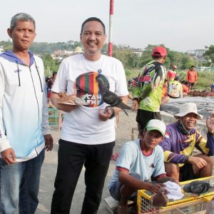 Nostalgia Hobi Masa Kecil, Yoyok Sukawi Dukung Komunitas Merpati Kolong