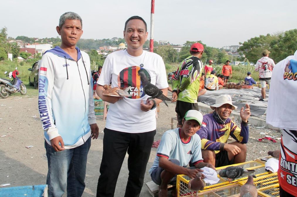 Yoyok Sukawi sapa warga yang sedang melatih burung merpati di bantaran sungai DAS Kaligarang, Kecamatan Semarang Barat, Kamis (17/10/2024). Foto: Dok. Yok Joss