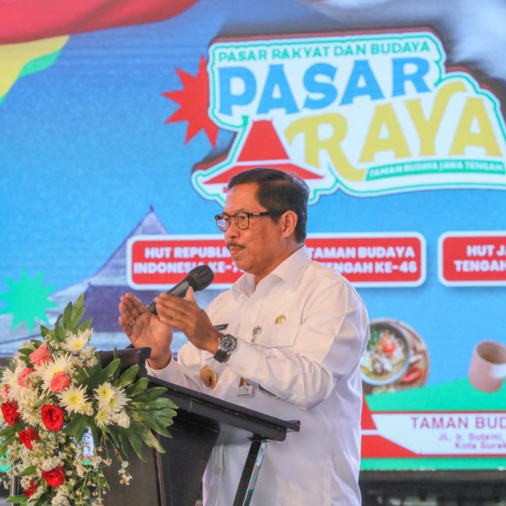 Pj Gubernur Jateng, Nana Sudjana resmi buka Pasar Raya Taman Budaya Jawa Tengah. Foto: Humas Pemprov Jateng