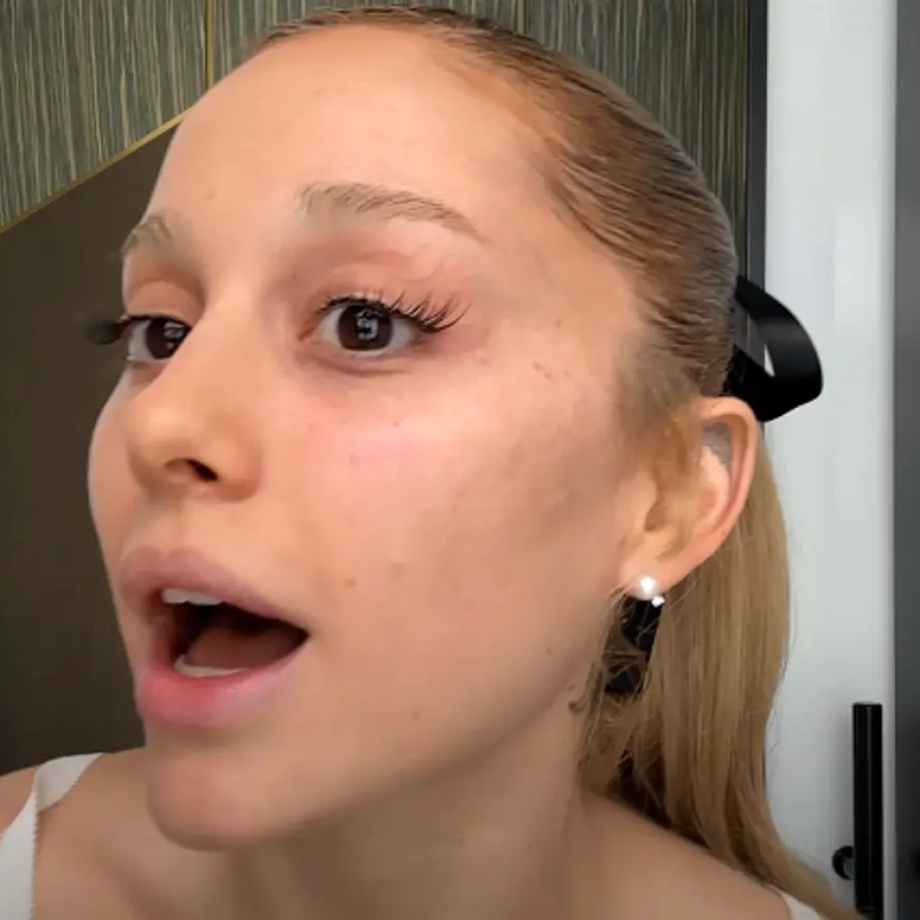 Ariana Grande hentikan perawatan botox dan filler bibir. FOTO: Tangkapan layar Youtube Vogue