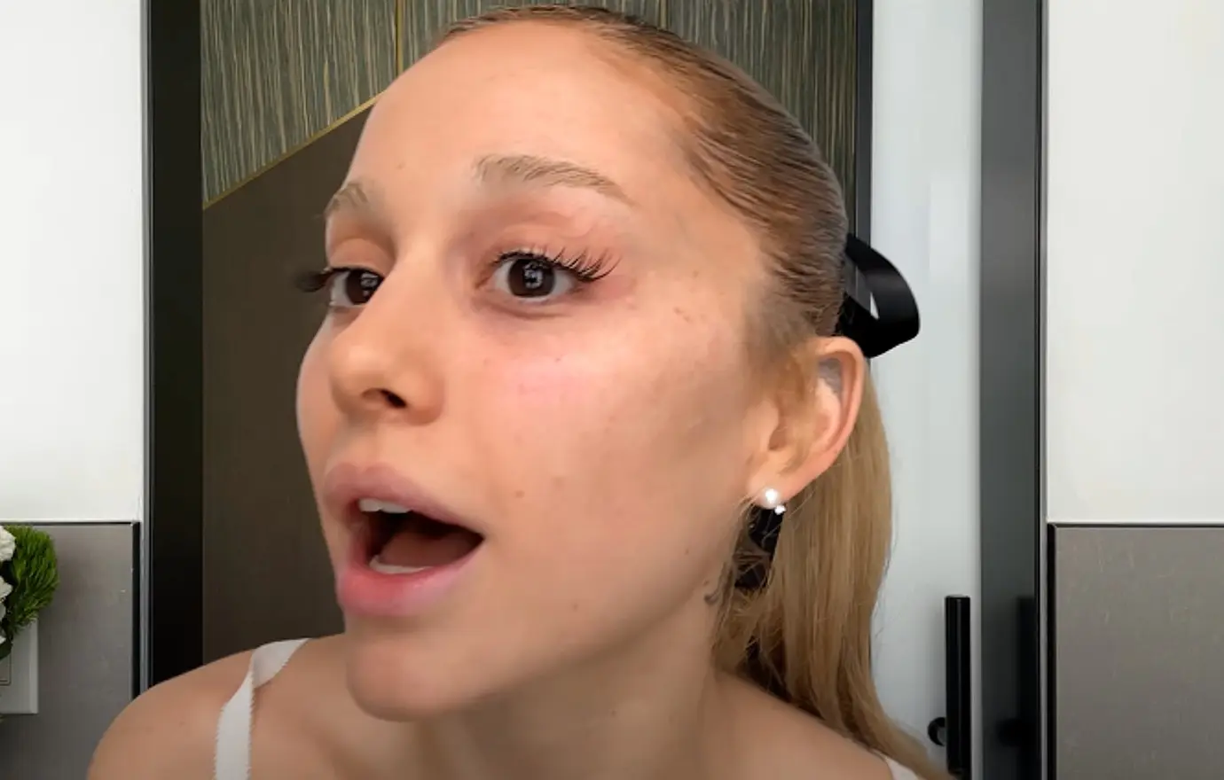 Ariana Grande hentikan perawatan botox dan filler bibir. FOTO: Tangkapan layar Youtube Vogue
