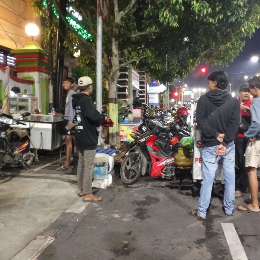 Pedagang di area nobar timnas Indonesia vs Australia di Pemkab Blora. Foto: Dok. Lilik Yuliantoro