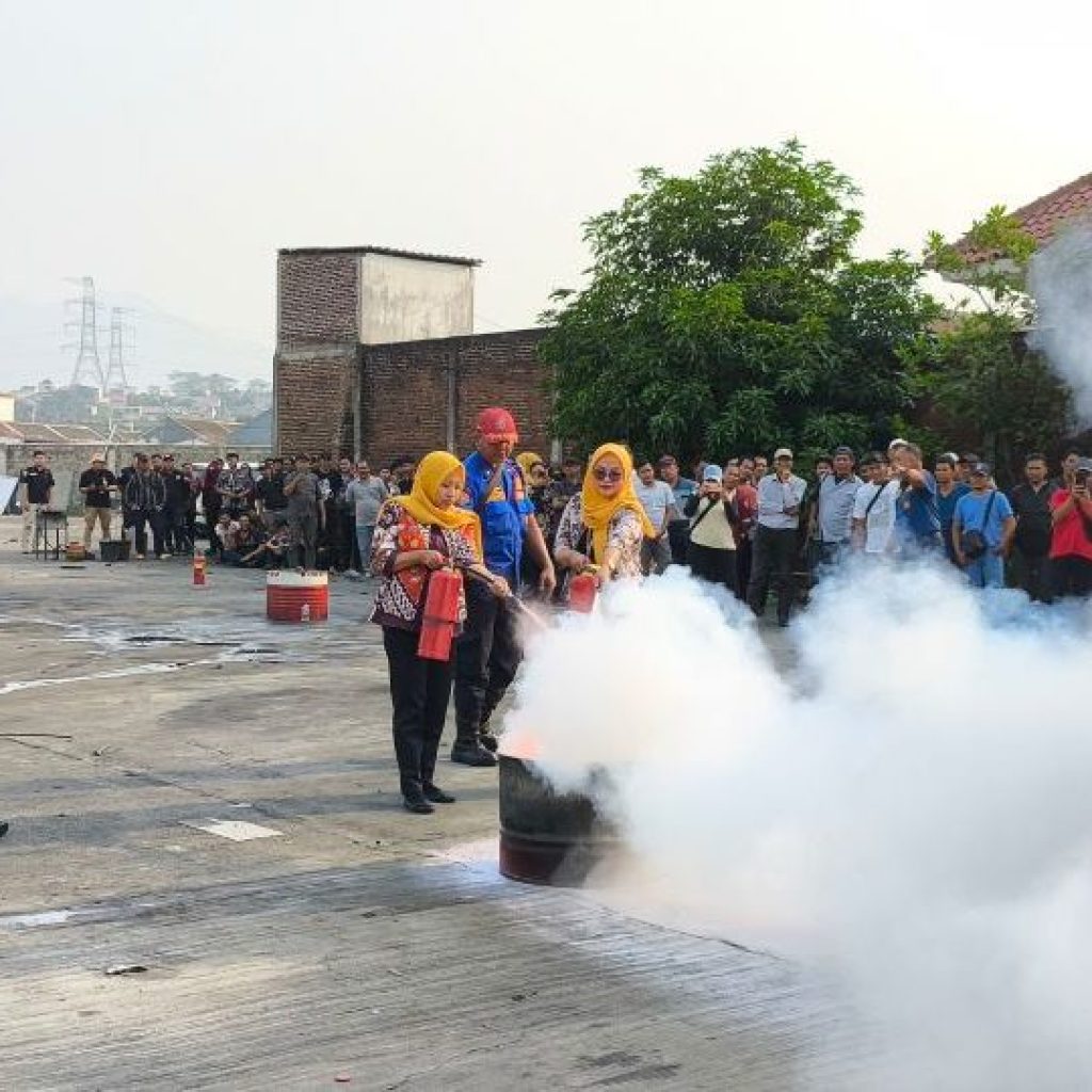Pelatihan pemadam api oleh Damkar Semarang di Pool Trans Semarang, Mijen, Kamis (14/11/2024). Foto: Dok. Alan Henry