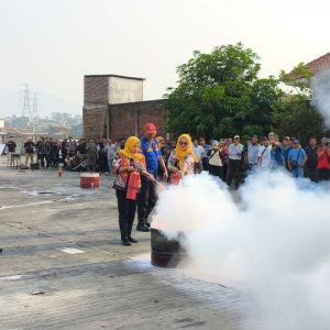 Kru Trans Semarang Dibekali Pelatihan Pemadaman Api