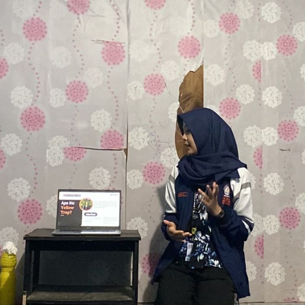 Mahasiswa KKN Tim II Undip 2024 beri pendampingan pembuatan yellow trap ke Kelompok Tani Sidodadi. Foto: Dok. Ixora F