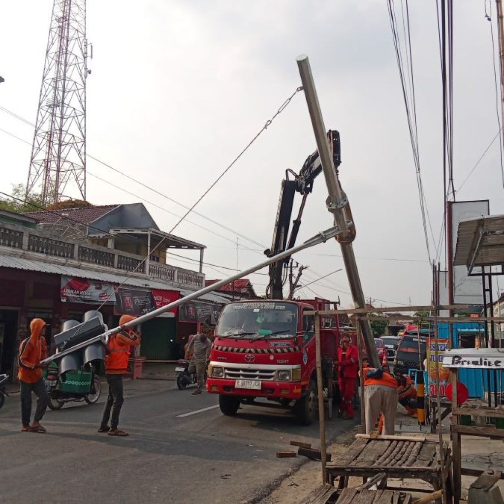 Proses pemasangan warning light di wilayah Pasar Rakyat Gedongsari, Blora. Foto: Dok. Lilik Yuliantoro