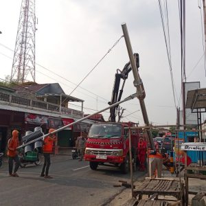 Minimalisasi Angka Kecelakaan, Dinrumkimhub Pasang Warning Light di Wilayah Pasar Rakyat Gedongsari 