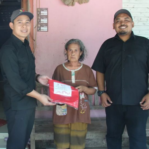 Sambut HUT RI, Bawaslu Blora Bagikan Bendera Merah Putih untuk Warga