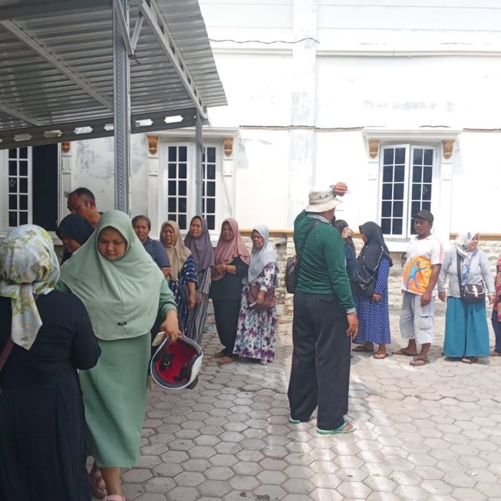 Gapensi Kabupaten Blora bagi sembako untuk pedagang di Pasar Sidomakmur. Foto: Dok. Lilik Yuliantoro