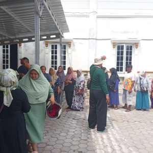 Ribuan Pedagang Pasar Rakyat Sidomakmur Terima Sembako dari Gapensi