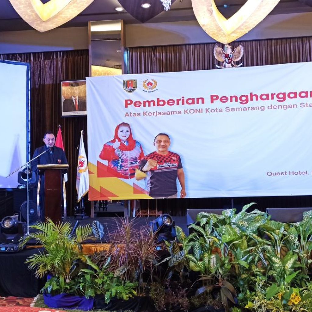 Ketua KONI Semarang, Arnaz Agung Andrarasmara beri penghargaan bagi stakeholder yang telah dukung kesejahteraan atlet. Foto: Dok. KONI Semarang