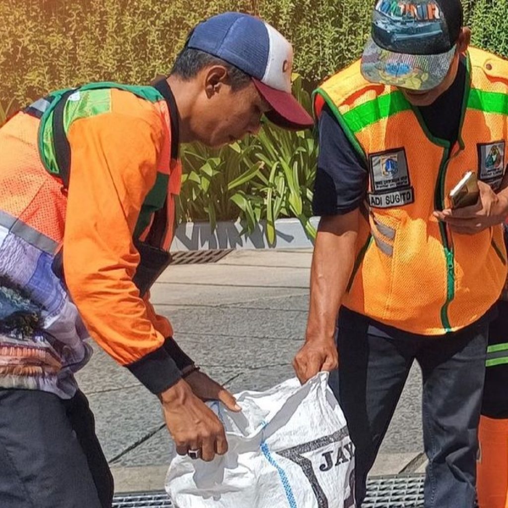 Dinas Lingkungan Hidup Jakarta mengangkut sampah usai pesta rakyat di hari pelantikan presiden dan wapres. Foto: instagram.com/dinaslhdki