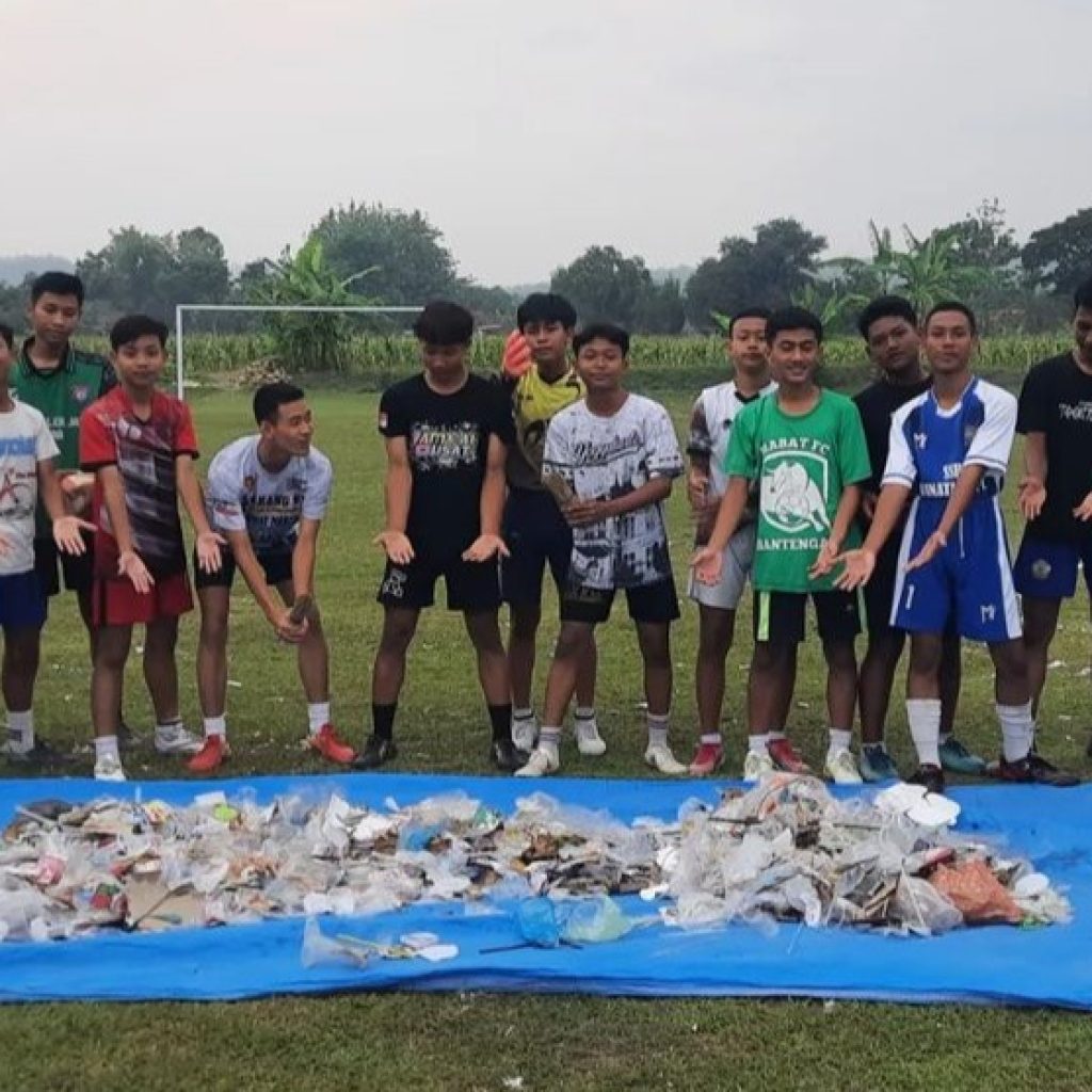 Para pemuda usai membersihkan sampah di Lapangan Jati, Blora. Foto: Istimewa