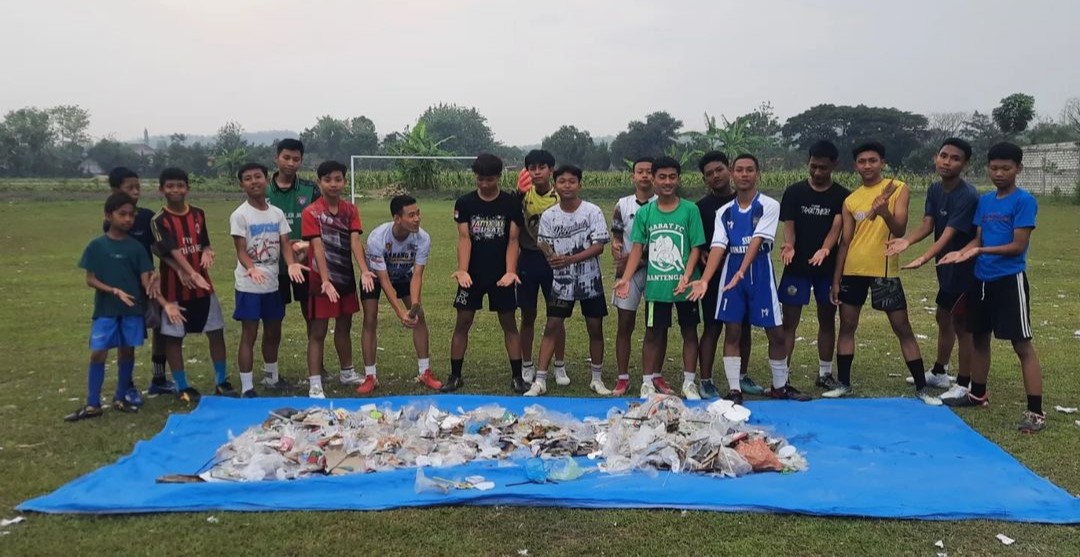 Para pemuda usai membersihkan sampah di Lapangan Jati, Blora. Foto: Istimewa