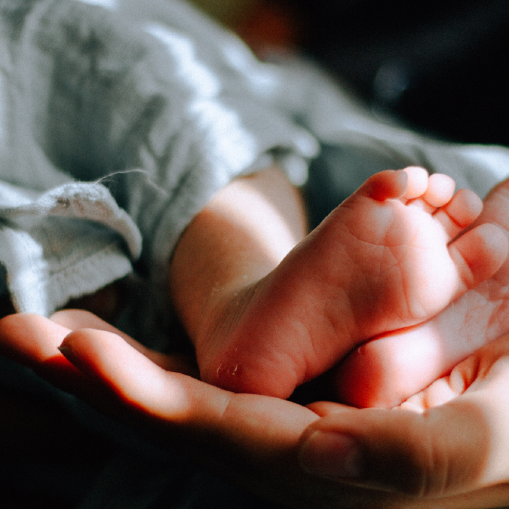 Seorang pria lakukan pencabulan terhadap bayi 4 bulan. Foto: Unsplash.com/Omar Lopez