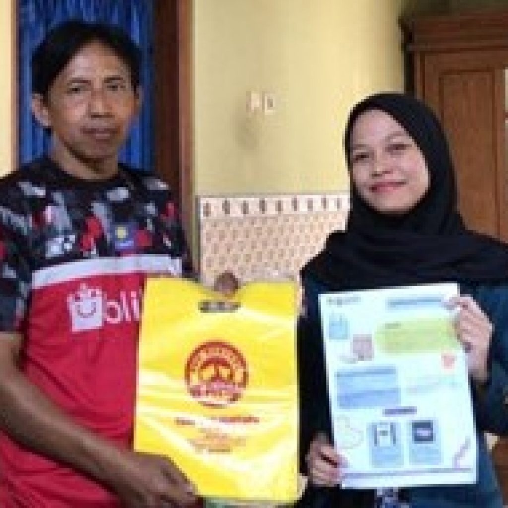 Pendampingan desain produk UMKM di Desa Sugihan oleh mahasiswa KKN Undip. Foto: Dok. Mariska Adinia Silva