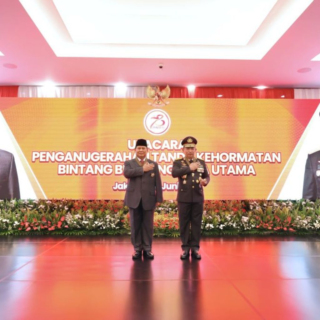 Kapolri beri penghargaan tanda kehormatan Bintang Bhayangkara Utama untuk Prabowo. Foto: Istimewa