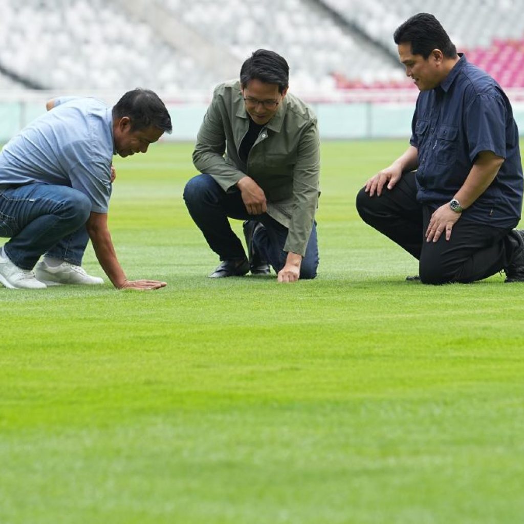 Jelang Laga Timnas Indonesia vs Jepang, Erick Thohir Cek Langsung Kondisi Rumput SUGBK