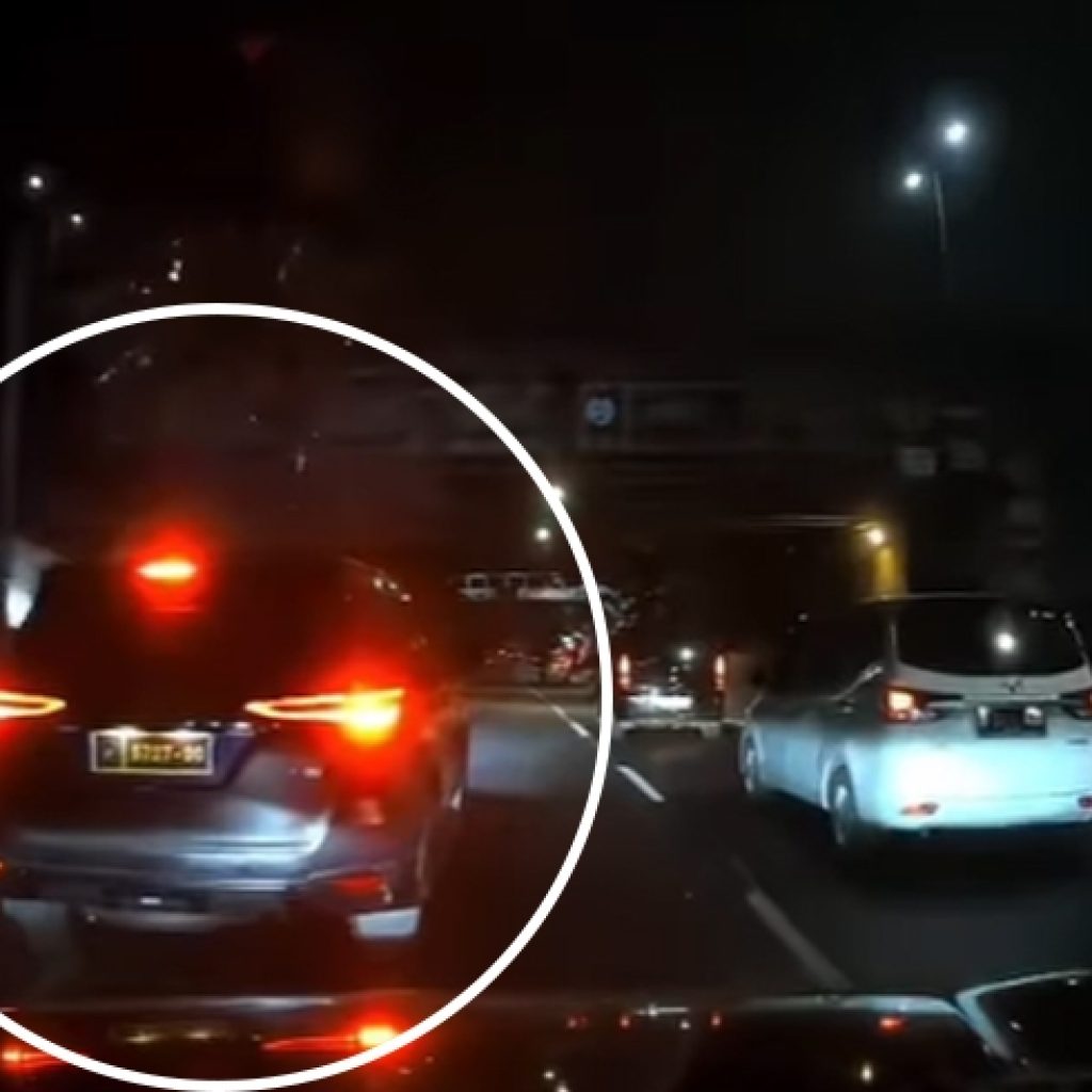 Pelat dinas Polri dari mobil Fortuner ternyata palsu. FOTO: PMJNews
