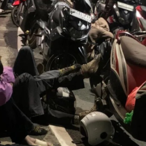 Viral! Pengendara Tidur di Jalan Gegara Terjebak Macet selama 10 Jam di Puncak Bogor 