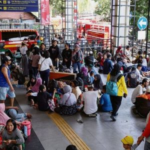 Warga Terdampak Kebakaran Mengungsi di Stasiun Manggarai, Membutuhkan Bala Bantuan
