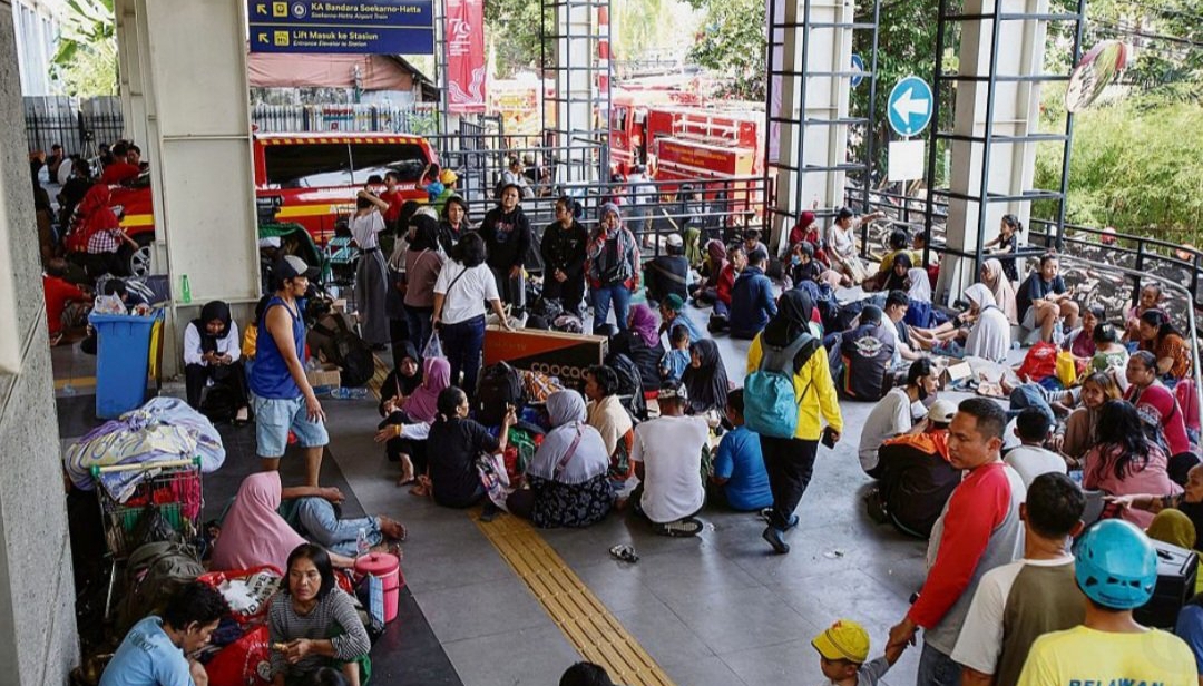 Warga korban kebakaran mengungsi di Stasiun Manggarai. Foto: x.com/RMARIFTOLE