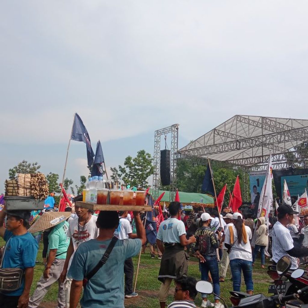 Kampanye Akbar Gabungan Calon Gubernur Jawa Tengah dan Calon Bupati Blora Bawa Rezeki bagi Pedagang Dadakan 