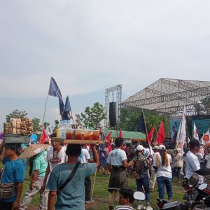 Kampanye Akbar Gabungan Calon Gubernur Jawa Tengah dan Calon Bupati Blora Bawa Rezeki bagi Pedagang Dadakan 