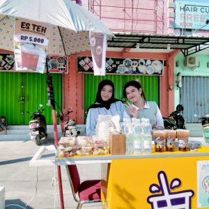 Dua Gadis Cantik Jadi Pusat Perhatian dengan Berjualan saat Pawai Pembangunan HUT ke-79 RI di Blora