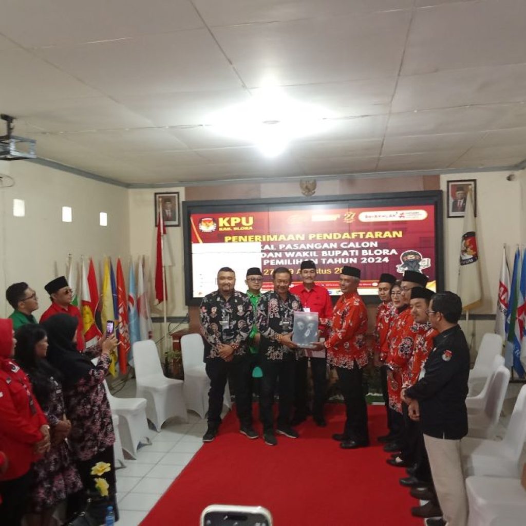 Penyerahan formulir pendaftaran pasangan bakal calon Bupati dan Wakil Bupati Blora, Abu Nafi serta Andika Adikrishna Gunarjo. Foto: Dok. Lilik Yuliantoro