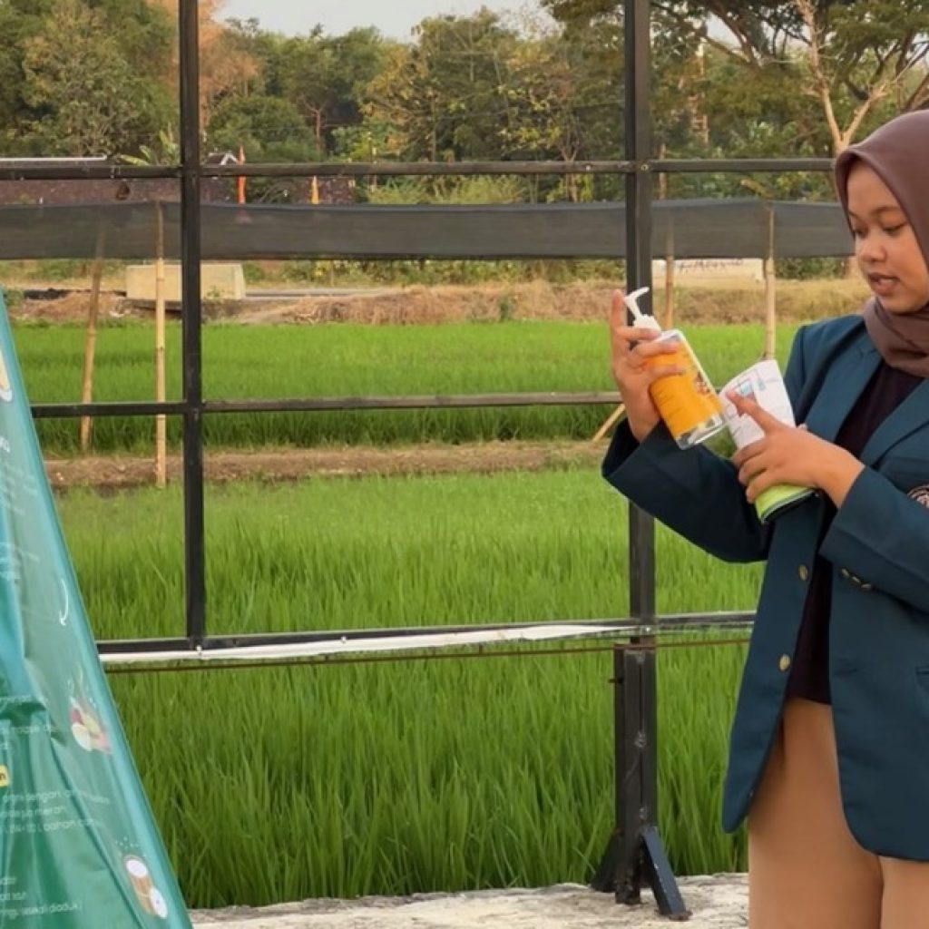 Penyuluhan terkait pupuk organik cair di Desa Kedungwinong. Foto: Dok. Anisa Rahmadani