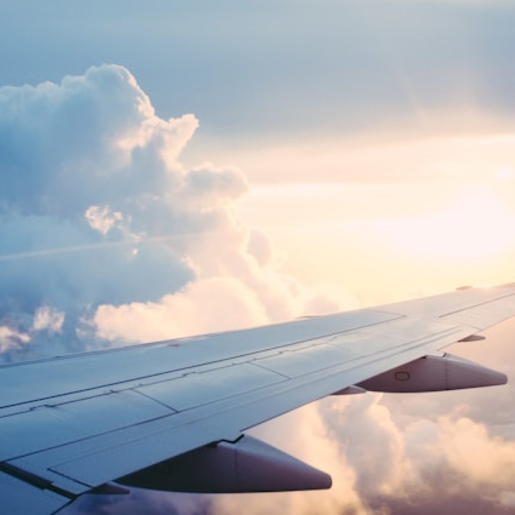 Harga tiket pesawat turun selama periode Nataru. Foto: unsplash.com/rparmly