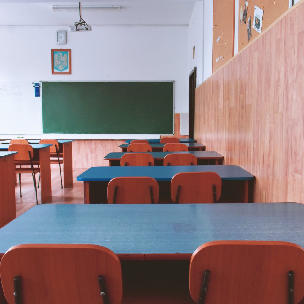 Ahmad Jamaludin, seorang guru honorer yang kini berhasil bangun sekolah gratis. Foto: Pexels.com/Dids.